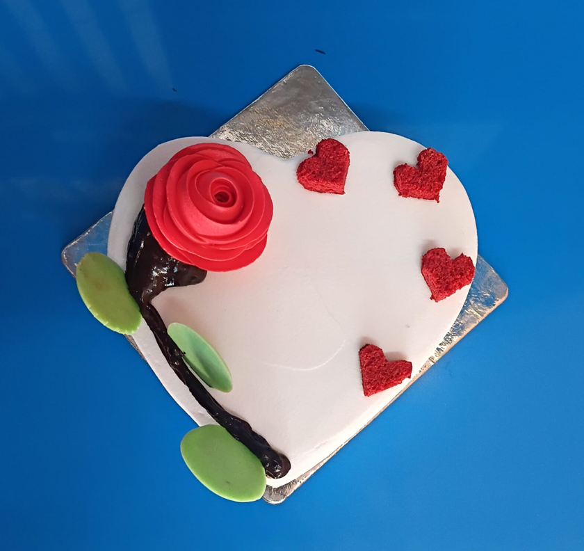 Vanilla Cake With Rose Toppings